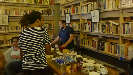 //Derrière le comptoir, des étagères ont été posées pour accueillir une partie des livres. Crédit : Sana Sbouai.