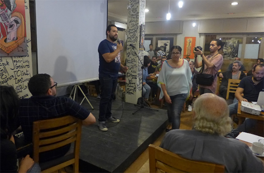 //Sur scène Ghassen Labidi détaille le programme du mois à venir. Crédit : Sana Sbouai