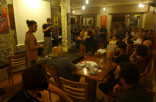 //Les habitués sont nombreux à se retrouver régulièrement dans le café culturel. Crédit : Sana Sbouai