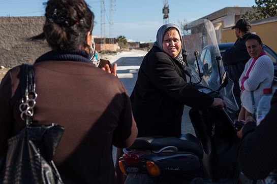 //Houda Charfeddine ha tre figli, di cui un piccolo di 9 mesi. Il marito è pescatore. I due sperano di poter mantener “decentemente” i figli con i loro due stipendi. Quando lavora o milita, Houda lascia il bebè alla vicina di casa. Foto di Monia Ben Hamadi.