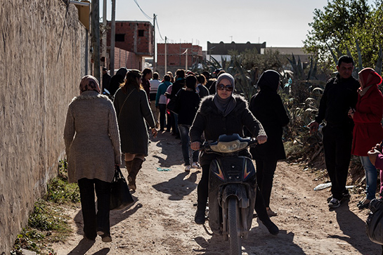 //A Chebba, molte donne, tra cui parecchie operaie, girano in motorino. Foto di Monia Ben Hamadi.