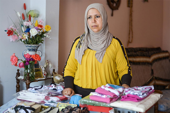 //Wassila sta dietro il banco del negozietto improvvisato nel suo garage.