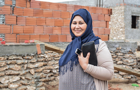 //Davanti la sua futura casa, Leila sorride immaginando la fine lavori.