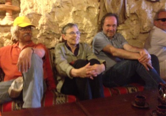 //Marilyn Hacker dans une maison de bergers berbères avec le poète palestinien Zakaria Mohammed et le poète irlandais Matthew Sweeney. (photo prise par Carolyn Forché, poète américaine)