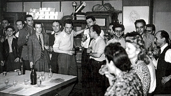 //En 1944, avec l'équipe de Combat. «Notre désir, d’autant plus profond qu’il était souvent muet, était de libérer les journaux de l’argent et de leur donner un ton et une vérité qui mettent le public à la hauteur de ce qu’il y a de meilleur en lui.»