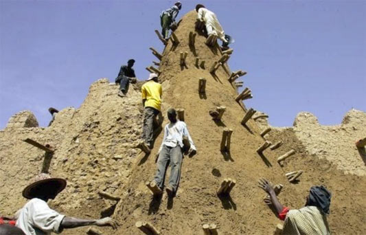 //Des habitants de Tombouctou tente de reconstruire la porte de la mosquée de Sidi Yeyia détruite par les islamistes 