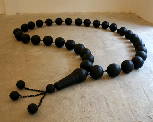 Mona Hatoum: variazioni di contrasti e scomposizioni 