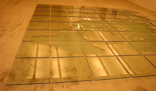 Mona Hatoum: variazioni di contrasti e scomposizioni 