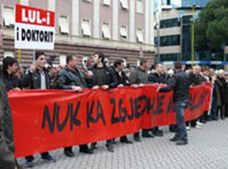 Crisi in Albania: i due gruppi 