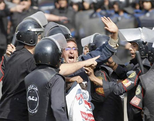 La protesta dei rivoluzionari di piazza Tahrir: il popolo è una linea rossa