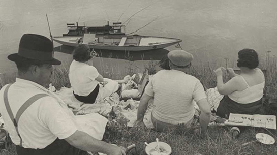//Domenica in riva alla Senna, Francia (1938) | foto di Henri Cartier-Bresson/Magnum Photos-Courtesy Fondation HCB
