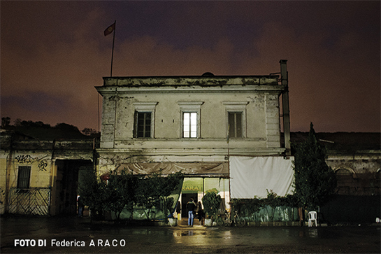 //L'edificio abbandonato dell'ambulatorio veterinario nell'ex Mattatoio di Testaccio, sede di Ararat dal 1999. Dopo i primi anni di occupazione, il centro ha cominciato a pagare al Comune di Roma un regolare affitto ma non riceve dalle istituzioni alcun sostegno economico.