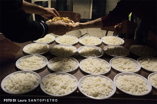 //Il centro ha una capienza di 40 posti e accoglie solo uomini. Molti richiedenti asilo arrivati nel 2013 sono turchi tra i 19 e i 25 anni. Alcuni partono per evitare il servizio militare che li costringerebbe a prender parte a operazioni nella regione curda. La Turchia è l’unico paese del Consiglio d’Europa che non riconosce il diritto all’obiezione di coscienza e punisce con il carcere (fino a quattro anni) chi si sottrae alla leva obbligatoria.