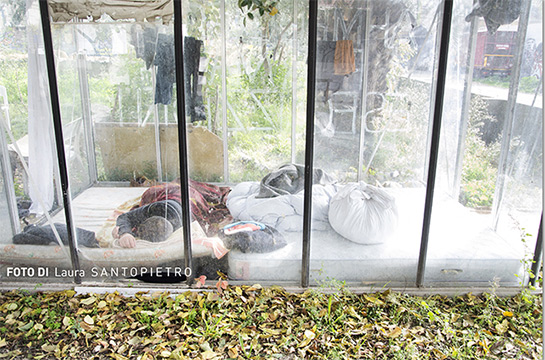 //Dalla primavera all’autunno, quando il flusso migratorio aumenta per le migliori condizioni di viaggio, il centro è sovraffollato e i nuovi arrivati dormono in alloggi di fortuna.