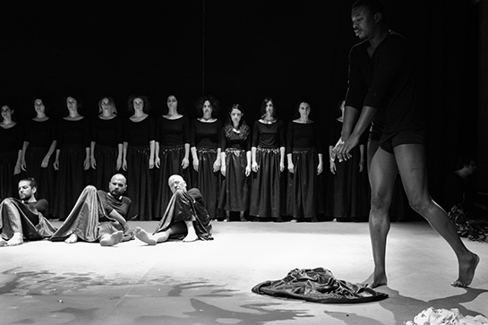 //12) “Infatti Tiresia aveva violato con un colpo di bastone il connubio di due grossi serpenti in una verde selva, e divenuto – cosa prodigiosa – da uomo femmina, era rimasto tale per sette autunni”.  (Tiresia, III, 324-327);