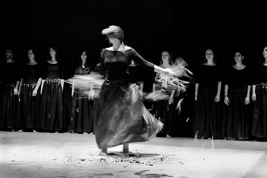 //15) “Per nove giorni, senza toccare né acqua né cibo, digiuna, si nutrì solo di rugiada e di lacrime e mai si staccò da quel posto: non faceva che fissare il volto del dio che passava, seguendone il giro con lo sguardo. Le sue membra, si racconta, finirono con l’aderire al suolo, e per il livido pallore assunto si convertirono in parte in erba esangue; una parte è rossastra, e un fiore viola ricopre il viso. Benché trattenuta dalla radice, essa si volge sempre verso il suo Sole, e anche così trasformata gli serba amore” (Clizia, IV, 262-270);