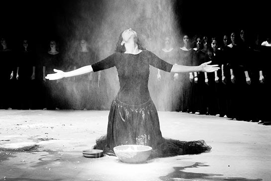 //17) “Prosèrpina, divenuta una divinità comune ai due regni, sta tanti mesi con la madre e altrettanti con il marito. E subito essa cambia, di spirito e d’aspetto: se fino a poco prima poteva apparire troppo cupa perfino a Plutone, ora sulla fronte le brilla la gioia; così il sole, già coperto di nubi piovose, si affaccia tra le nubi, vittorioso” (Prosèrpina, V 566- 571);