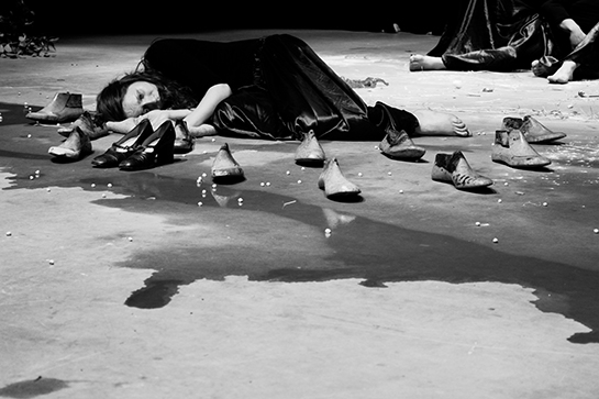 //20) “Sui corpi freddi si prosterna, e a caso distribuisce su tutti i figli gli ultimi baci”. (Niobe, VI 277-278).