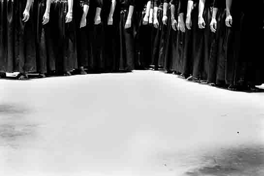 //6) Voci di donne e di uomini intonano un canto. Lingue diverse si mescolano in un unico respiro che evoca terre lontane, nostalgia, affetti lasciati con gli occhi pieni di speranza. 