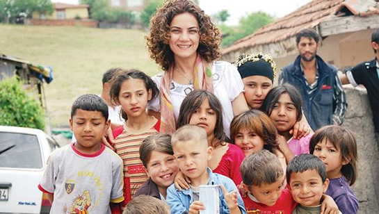 //Elmas Arus con un gruppo di bambini gitani turchi.