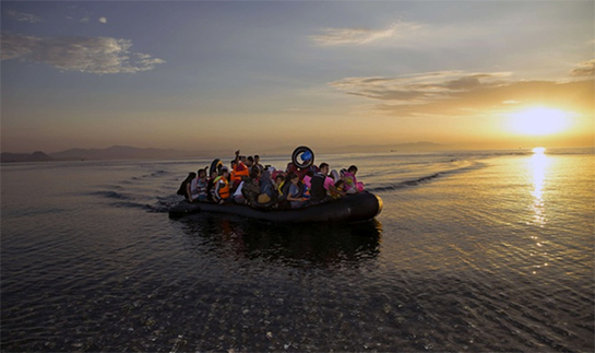 //UN barcone di migrantia arriva sull'isola graca di Kos il 15 agosto 2015. - Alexander Zemlianichenko/AP/SIPA