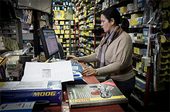 //Roma. Aida nel suo negozio di autoricambi, foto di Francesco Chiorazzi.