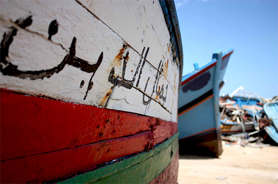 //Lampedusa, luglio 2013. Il deposito delle barche usate dai migranti per la traversata ora abbandonate davanti al Porto Nuovo. (Foto di F. Araco)