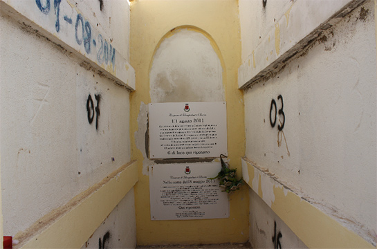 //Cimitero di Lampedusa, luglio 2013. Una tomba dove sono sepolti i corpi di alcuni migranti ritrovati in mare al largo delle coste dell’isola. Foto di F. Araco.