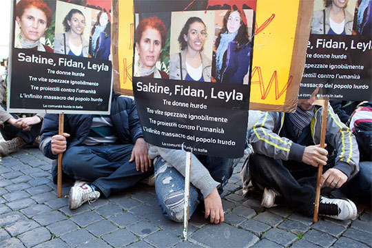 //Sit in davanti all’ambasciata francese di Roma dopo l’assassinio di Parigi (gennaio 2013). - Foto di Paolo Fumanti, TdM photos.