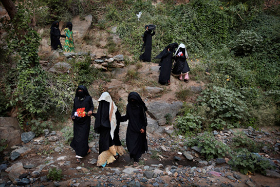 //Tre giovani spose 11, 12, e 13 anni, si sono sposate con tre fratelli durante una cerimonia combinata nelle aree rurali vicino Hajjah. © 2011 Stephanie Sinclair/VII 