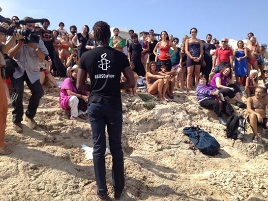 //Un momento del flash mob organizzato dal regista Dagmawi Yimer e dal Comitato 3 ottobre.
