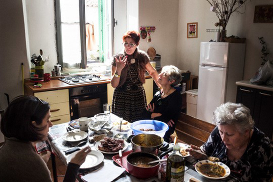 //Nella “Casa” gli spazi comuni sono tutti autogestiti e servono, oltre che alla socialità interna, a creare attività per conquistare reddito ed autonomia. Nel corso del tempo sono così nati: il laboratorio tessile, il laboratorio teatrale, il giardino e la clinica per le piante, la cucina per gli eventi ed i catering. - Foto di Chiara Moncada