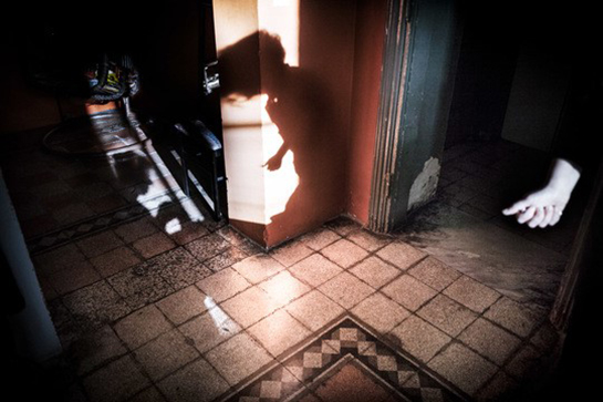 //All'interno della Casa le donne cercano di convivere tra di loro.