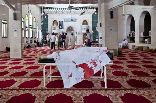 //Il corpo di Abu Abed nella moschea di Sukkari ad Aleppo (foto di Alessio Genovese)