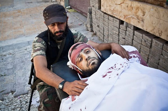 //Abu Zeid "il cantante" dà un ultimo saluto a Abu Abed (foto di Alessio Genovese)