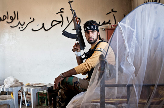 //Bab El Hawa, uno dei combattenti della brigata Faruq (foto di Alessio Genovese)