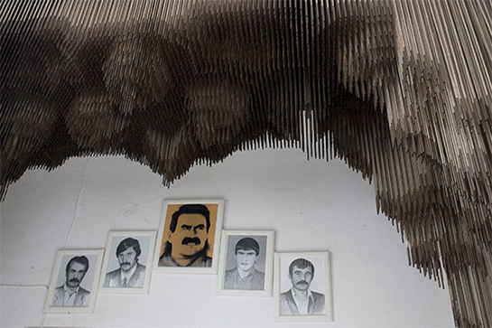 //Nel centro socio-culturale curdo di Roma, i ritratti dei fondatori del Partito dei lavoratori del Kurdistan (PKK). Da sinistra: Mahsum Korkmaz, Mehmet Hayri Durmus, Abdullah Öcalan, Mazlum Dogan e Kemal Pir. Öcalan, nell’immagine a colori, è il rappresentante politico del popolo curdo ed è detenuto dal 1999 nel carcere sull’isola turca di Imrali in uno stato di totale isolamento. Foto di F.Araco.