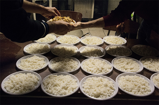 //Roma. Ad Ararat viene servita la cena. La vita comunitaria è un elemento molto importante e crea un profondo senso di appartenenza e condivisione. Foto di L.Santopietro.