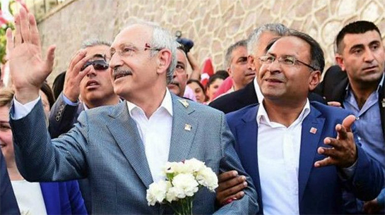 //Özcan Purçu (sulla destra), con il leader del Partito Repubblicano del Popolo (CHP). 