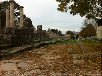 //Saepinum, scorcio del decumano e sullo sfondo Porta Bojano. (Foto F.Araco)
