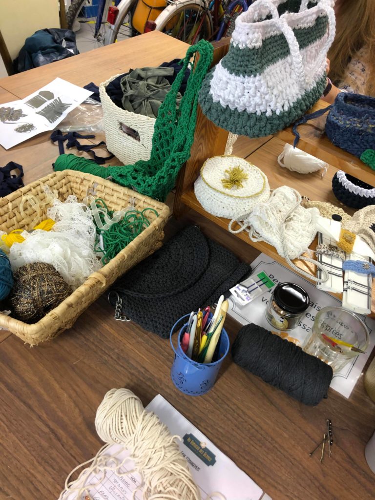 Atelier crochet reemploi tee-shirt recyclerie au bonheur des bennes saint nazaire 44