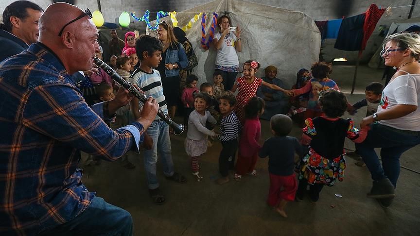 Suriyeli çocuklar için 10 dilde şarkı söylediler | Imece Inisiyatifi