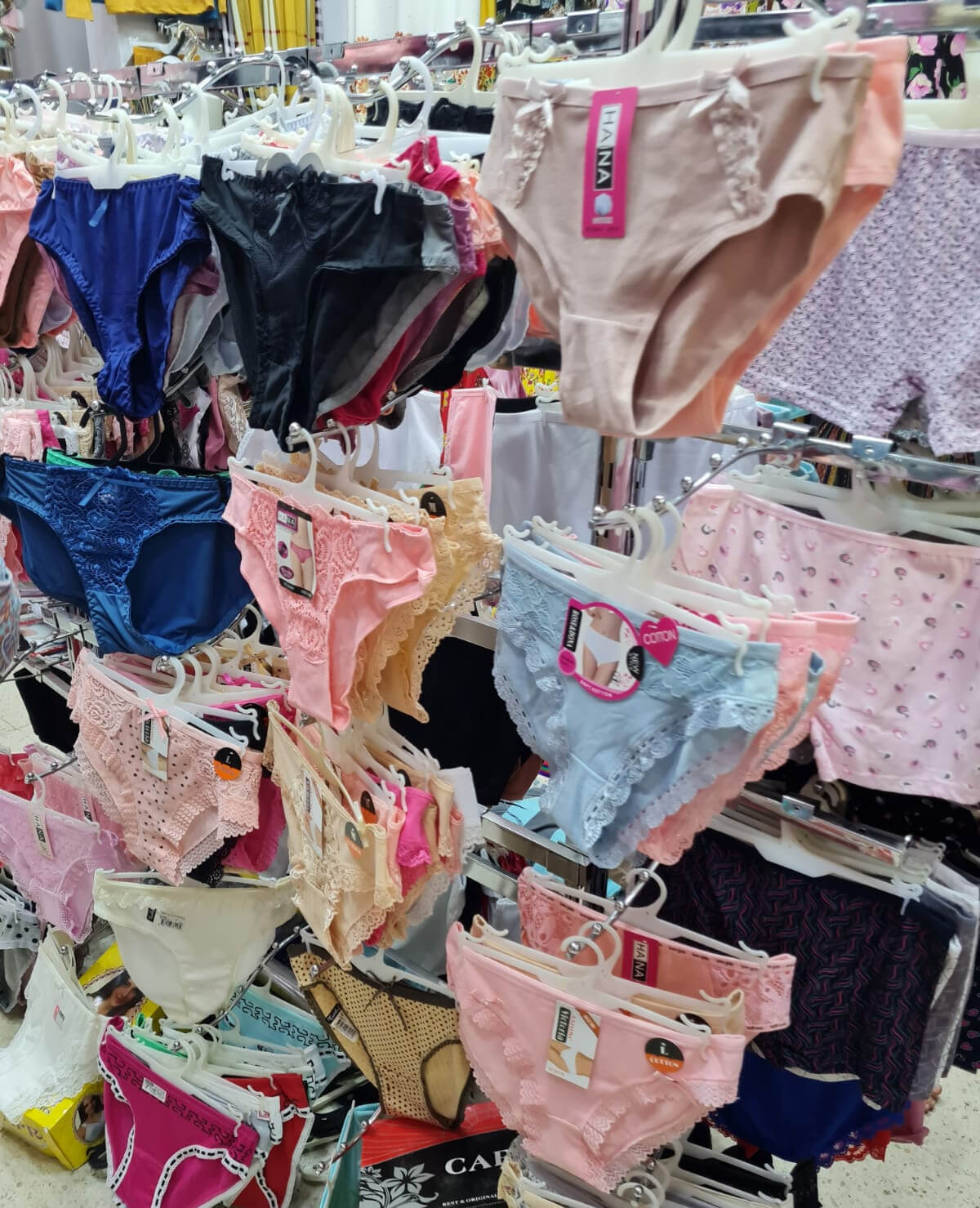 Algérie. Le marché florissant du sexy. Sous le voile, la femme. | Babelmed