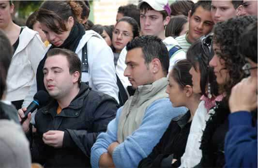 Young on the Rock | Babelmed