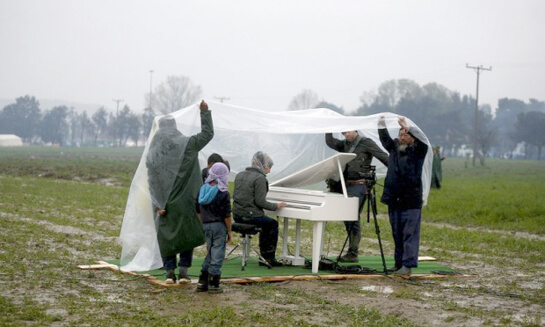 سورية تعزف البيانو على الحدود اليونانية - المقدونية | Babelmed