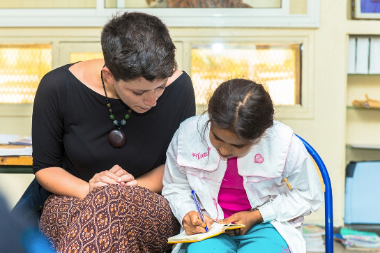 Le salut des enfants syriens à l’école au Maroc | Babelmed