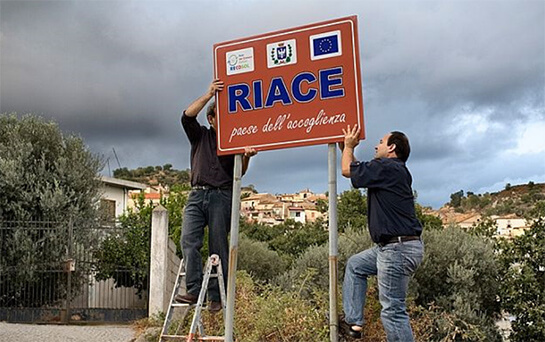 Riace: da “ghost” a “host” | Babelmed