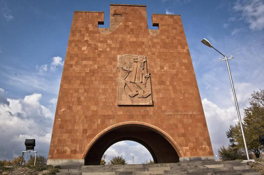 The portrait and the hawk | Babelmed