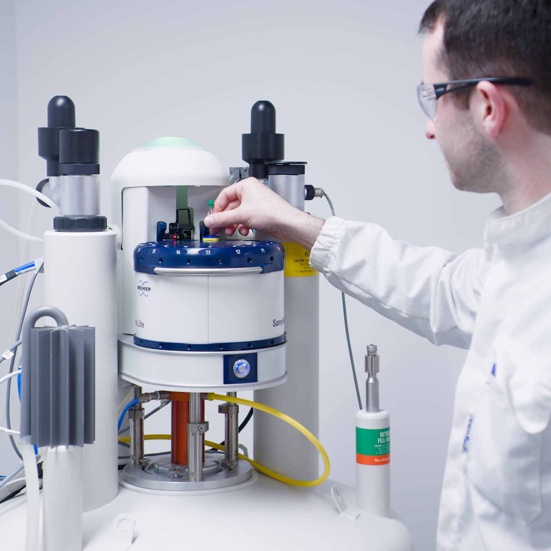 Spectromètre Bruker AVANCE 400 MHz NMR avec passeur d’échantillons | IICIMED