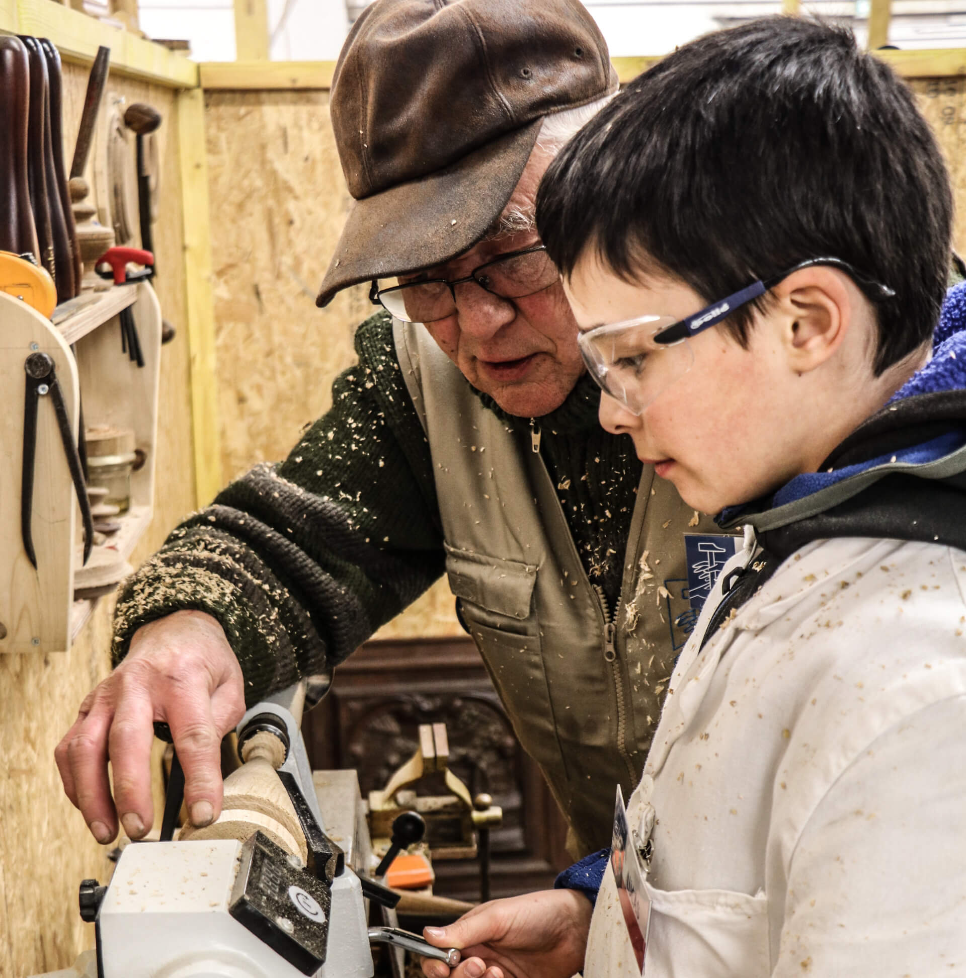 Découvrez l'Association L'Outil en Main : Cultiver les passions des jeunes | What The Web